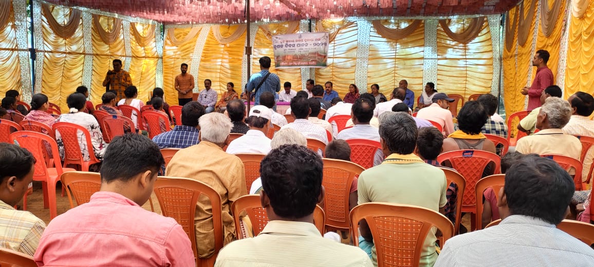 PinkusenK's tweet photo. Celebration of #AkshyaTritiya and #KrushakDivas along with #IYM2023 #MilletforHealth at Chingerbandh of Patnagarh Block. @krushibibhag @OASA_odisha @CDAOBolangir https://t.co/zwN32k6PZJ