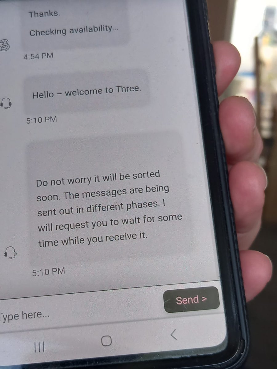 GillianLynRobin's tweet photo. @ThreeUK This is the response I got from Three they are saying the alert is being sent in Phases. Utter rubbish. https://t.co/siWWn3zcrA