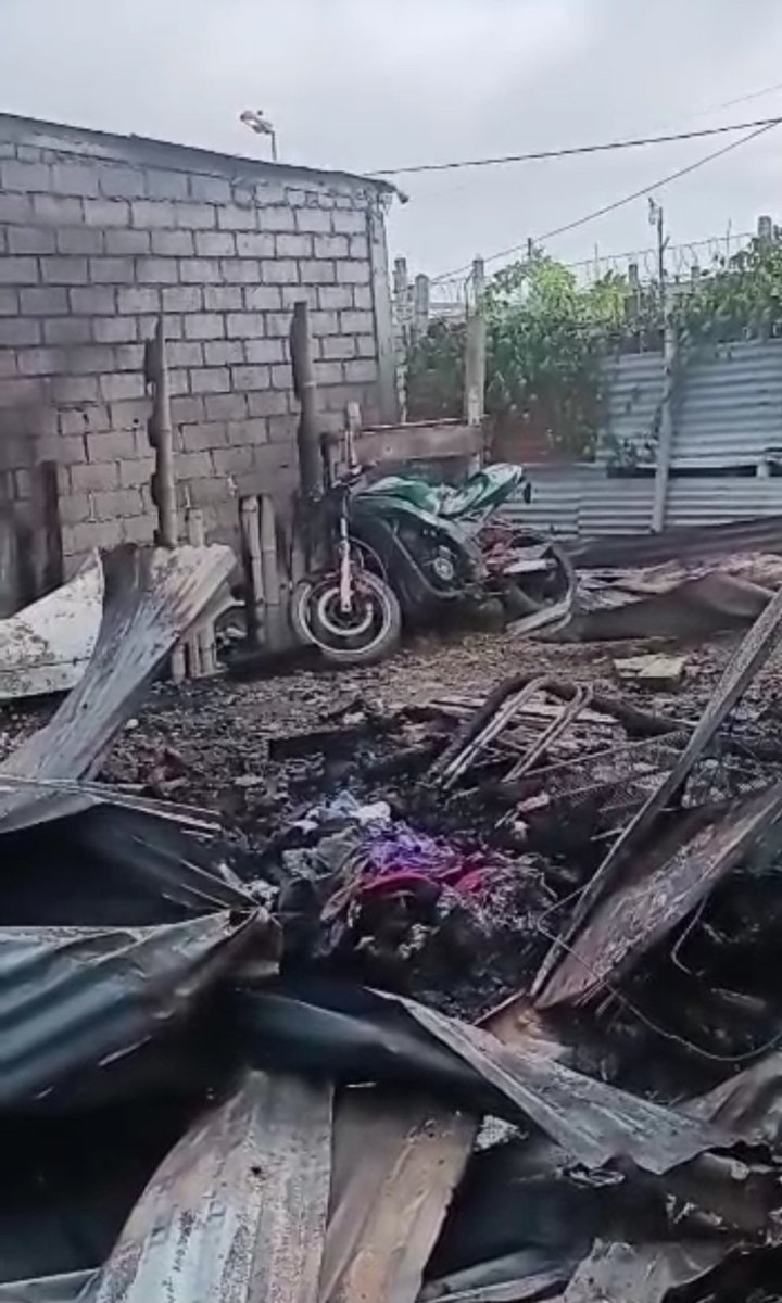 JulietaSagnay's tweet photo. Se quemó su casa y son 3 niños de 12 ; 11 y 4 años llorando al ver como sus útiles escolares y uniformes se perdieron en este incendio; su padre los sostenía vendiendo bollos y estaban esperando el inicio de clases .Ayudemos por favor 🙏 Tf: 098 231 6843 .C Camaño @Educacion_Ec https://t.co/7pgkhYjlj4