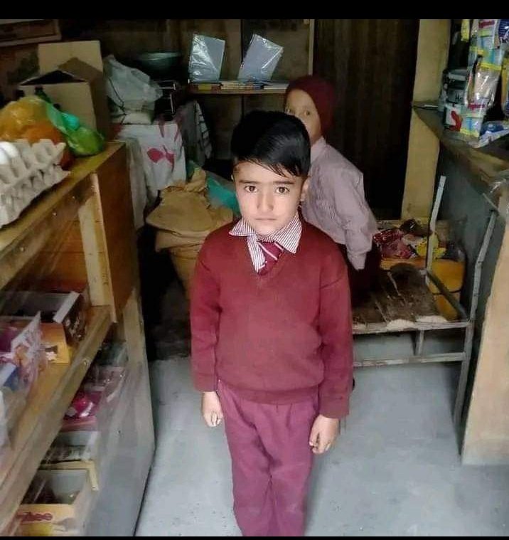 SheedaNadeem's tweet photo. بولتے کیوں نہیں میرے حق میں۔۔۔
آبلے پڑ گئے ہیں زبان پہ کیا۔۔۔
فوجی محافظ ہوتے ہیں جان و مال کے مگر افسوس ہم ایسے ملک میں رہ رہیں ہیں جہاں ہمارے جان کو مال کو فوجی ہی لوٹ رہیں ہیں۔
خدا ان بچوں کی مائوں کے دلوں کو صبر دے.
 🥺😭😭
#GilgitBaltistan https://t.co/nO718mgUVv