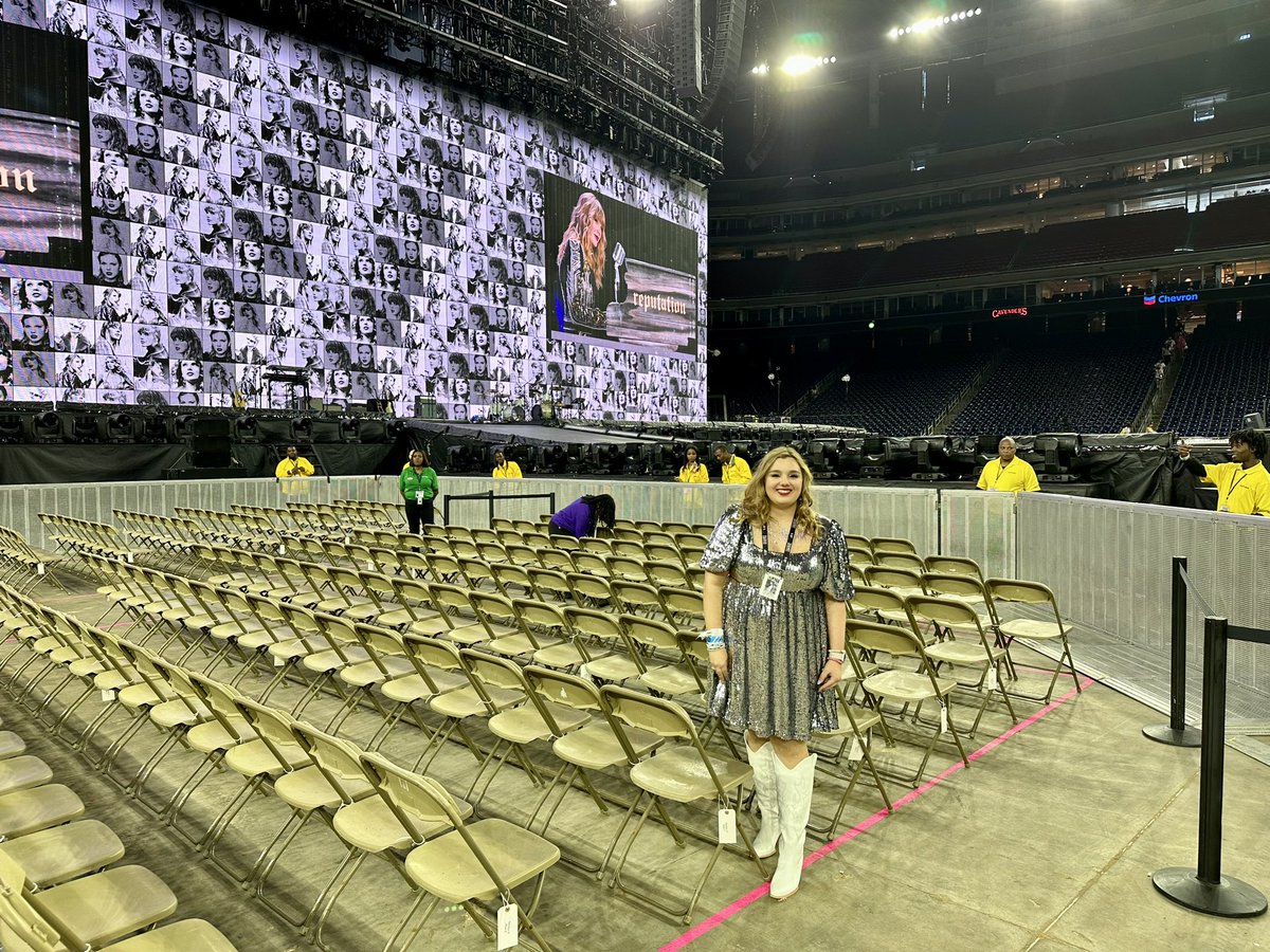 bellaaspinelli's tweet photo. last night was everything and more I could have ever dreamt of 😍 #HoustonTSTheErasTour #TSTheErasTour @taylornation13 @taylorswift13 https://t.co/BdQuXcAn9h