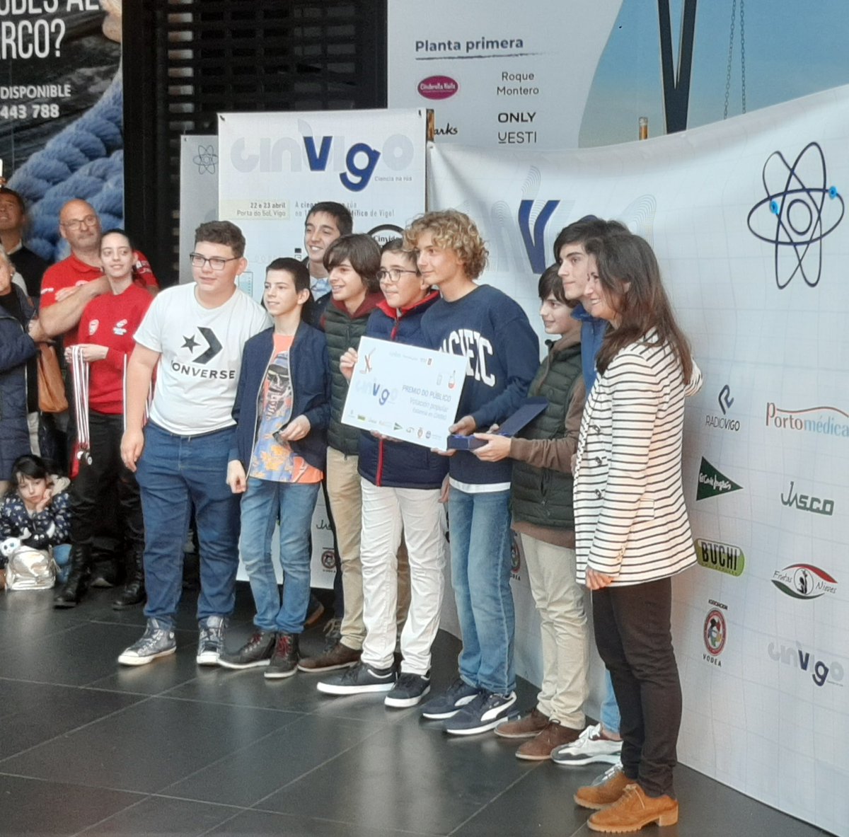 Dos máis de 5000 votos recollidos, o premio do público que asistiu ao #CinVigo foi para o proxecto "Energy Step &amp; Energy Window", do alumnado do <a href="/CMontecastelo/">Colegio Montecastelo</a>.
Moitos parabéns para todo o equipo! 👏👏👏