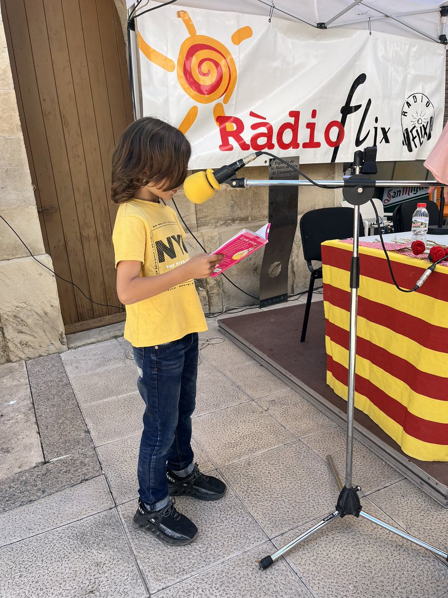 EscolaFlix's tweet photo. Gran Diada de #SantJordi amb paradeta de la nostra @afa_escolaflix , lectura de fragments del Petit Príncep i versió de la cançó de Sant Jordi de @damarisgelabert 🌹📖 @radioflix_ 

Moltes gràcies per la col·laboració! 

#Tradicions #FemEscola #TotxsSumem https://t.co/K4TvEQ3w9G