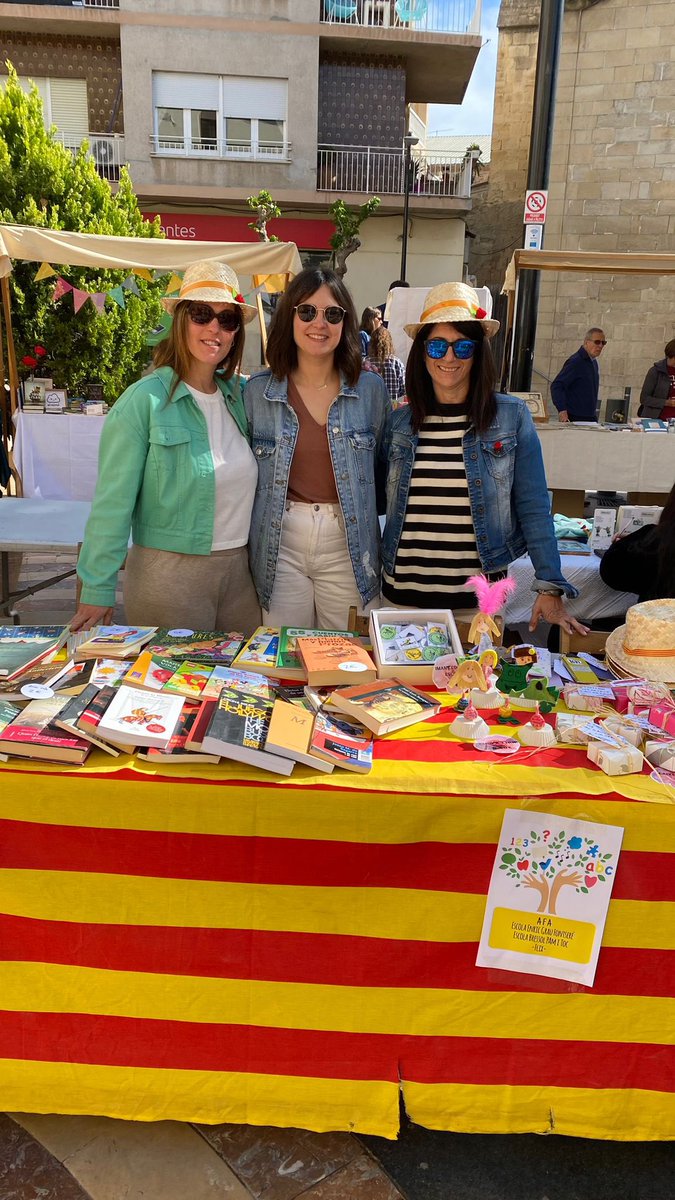 EscolaFlix's tweet photo. Gran Diada de #SantJordi amb paradeta de la nostra @afa_escolaflix , lectura de fragments del Petit Príncep i versió de la cançó de Sant Jordi de @damarisgelabert 🌹📖 @radioflix_ 

Moltes gràcies per la col·laboració! 

#Tradicions #FemEscola #TotxsSumem https://t.co/K4TvEQ3w9G