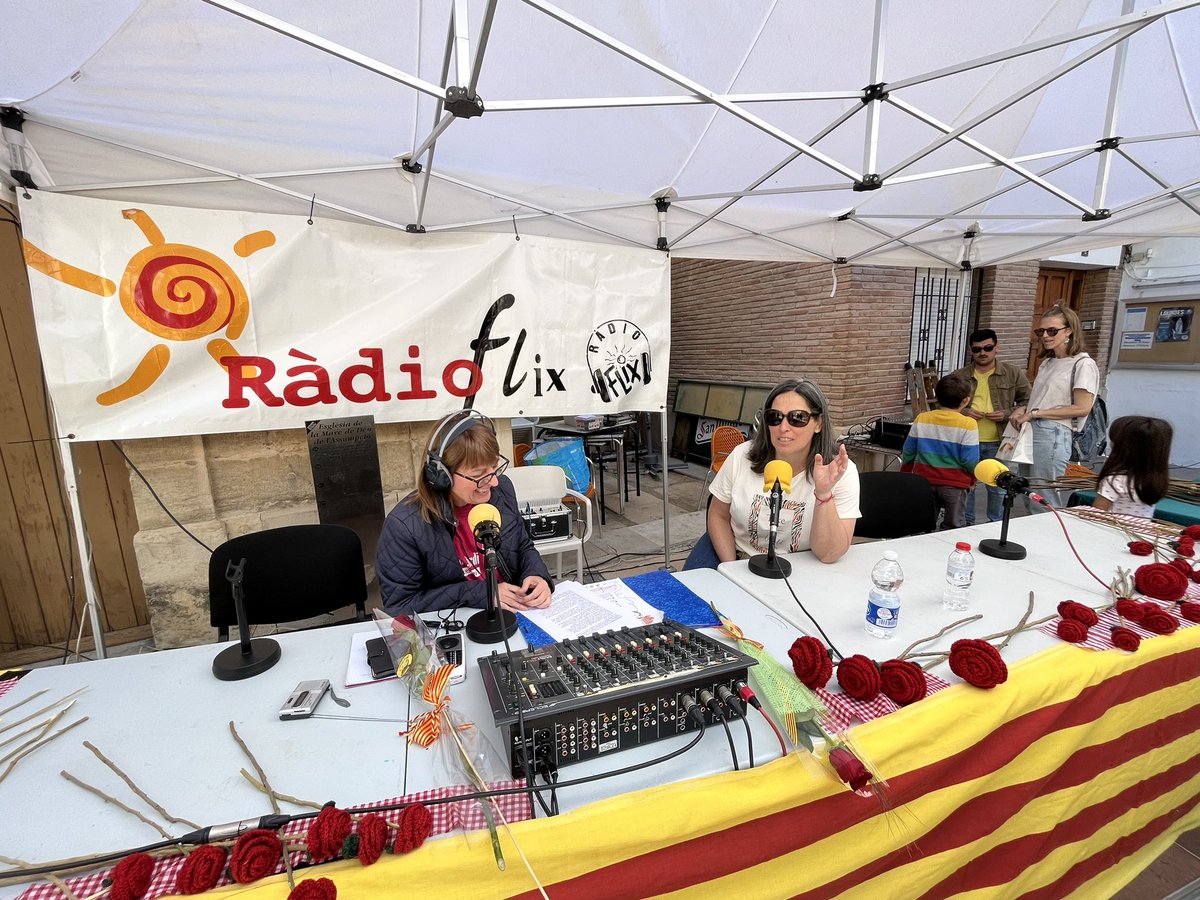 EscolaFlix's tweet photo. Gran Diada de #SantJordi amb paradeta de la nostra @afa_escolaflix , lectura de fragments del Petit Príncep i versió de la cançó de Sant Jordi de @damarisgelabert 🌹📖 @radioflix_ 

Moltes gràcies per la col·laboració! 

#Tradicions #FemEscola #TotxsSumem https://t.co/K4TvEQ3w9G
