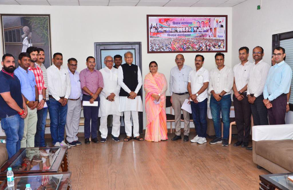 ashokgehlot51's tweet photo. राजस्थान राजस्व सेवा परिषद के तीनों संगठन तहसीलदार, कानूनगो एवं पटवार संघ के प्रतिनिधियों से मुलाकात की एवं इनकी मांगों पर सकारात्मक चर्चा हुई। इन सभी ने अपने कार्य बहिष्कार की घोषणा वापस ले ली है एवं महंगाई राहत कैंपों को सफल बनाने का संकल्प लिया है। https://t.co/nZ5KnP2dNv