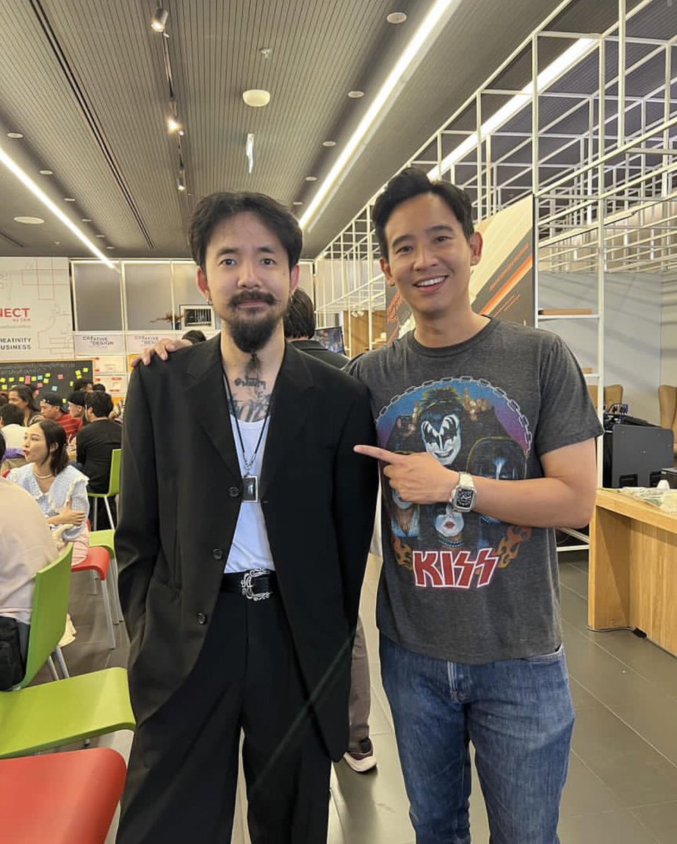 คนอื่นยืนรอถ่ายรูปคู่กับ พิธา ส่วน พิธา ยืนรอถ่ายรูปคู่กับ จ๋าย ไททศมิตร ความเป็นแฟนดนตรีอะเนอะ 🧡🧡

#พิธา #ทิมพิธา 
#ก้าวไกลทั้งแผ่นดิน 
#กาก้าวไกล2ใบประเทศไทยไม่เหมือนเดิม