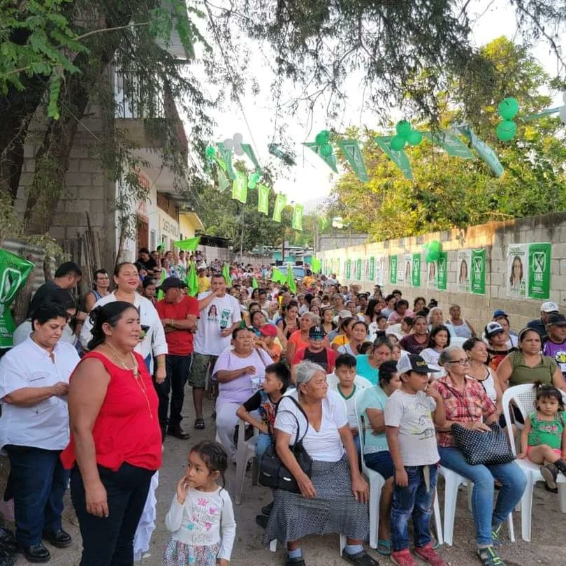 ZacapaUNE's tweet photo. En Usumatlán ya tienen a su próximo alcalde, Hernan Acevedo aperturó su campaña con el cariño y respaldo de su gente, porque quieren #OrdenYTransformación para su municipio.

Este 25 de Junio VOTA UNE 👐 💚

#SandraPresidenta 
#LuisFernandoCordónDiputado
#MisaelGranadosDiputado https://t.co/aPAGKiUNSs