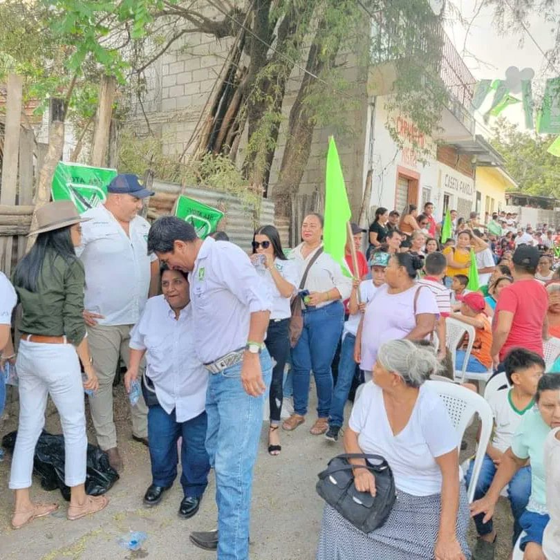 ZacapaUNE's tweet photo. En Usumatlán ya tienen a su próximo alcalde, Hernan Acevedo aperturó su campaña con el cariño y respaldo de su gente, porque quieren #OrdenYTransformación para su municipio.

Este 25 de Junio VOTA UNE 👐 💚

#SandraPresidenta 
#LuisFernandoCordónDiputado
#MisaelGranadosDiputado https://t.co/aPAGKiUNSs