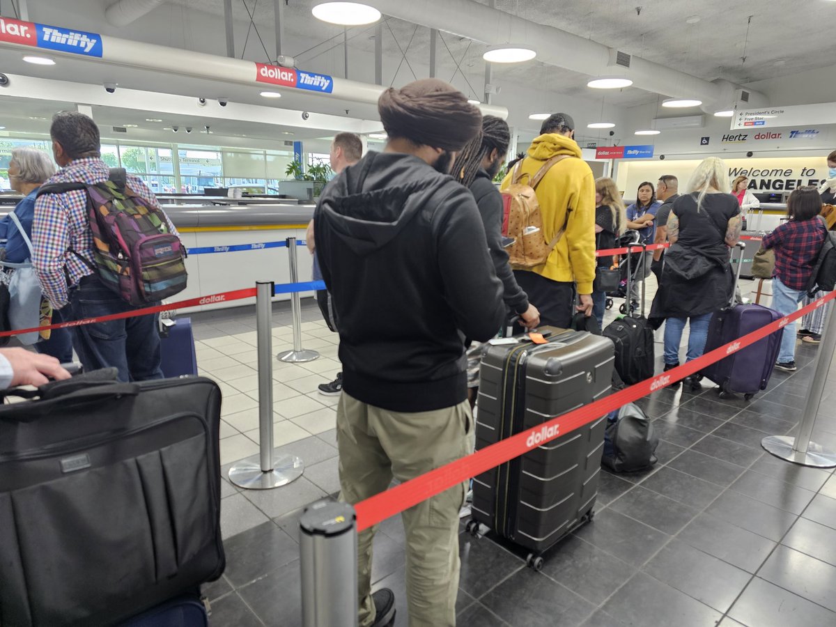 Cerijones216's tweet photo. I don't know if this is the economic climate, but I waited 2 hours last night in a line to  immigration (super quick once I got there) at LAX and now I'm in another one at Thrifty. Problem: not enough staff! It's not as if they don't know we're coming! @Thrifty #love2queue https://t.co/gdSFWDvD29