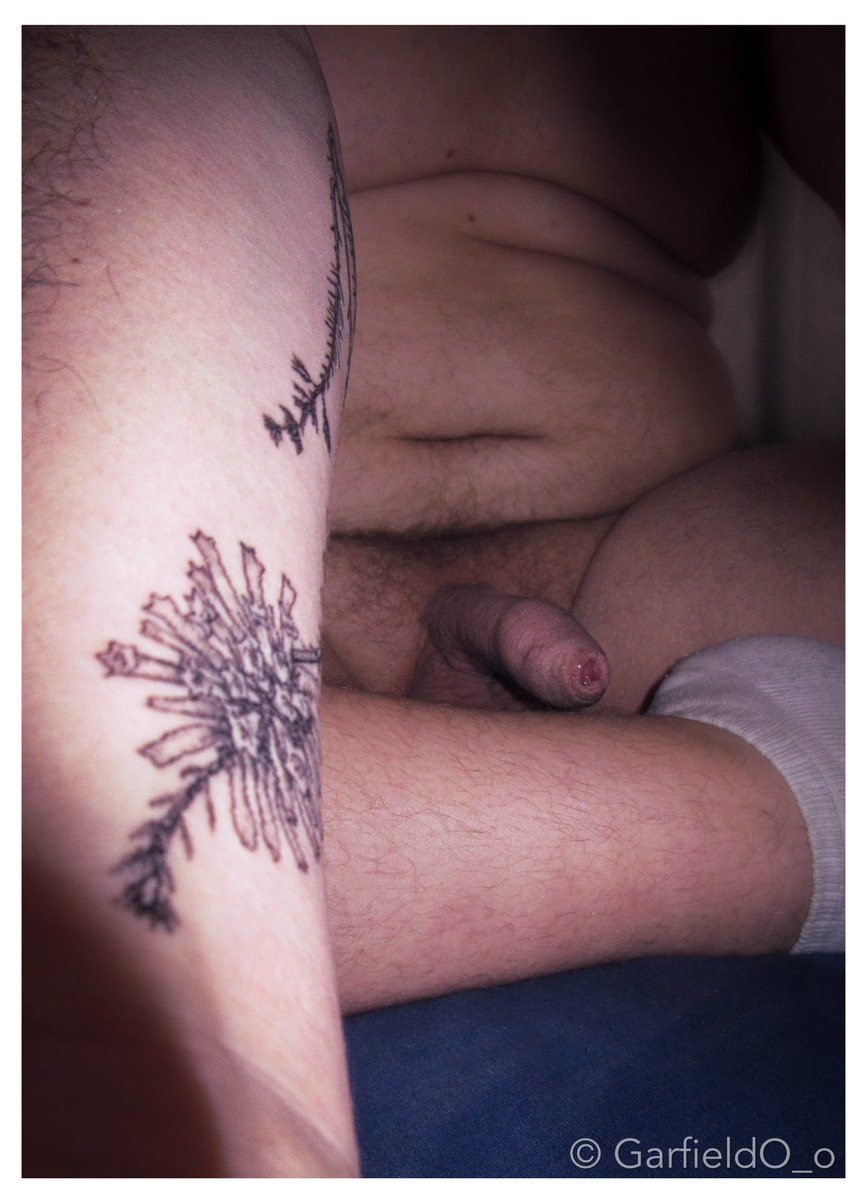 o_garfieldo's tweet photo. New tattoo and horny times 🍆
#tattoo #socks #cock #botanical #nude #naked https://t.co/XjGcgqKdzp