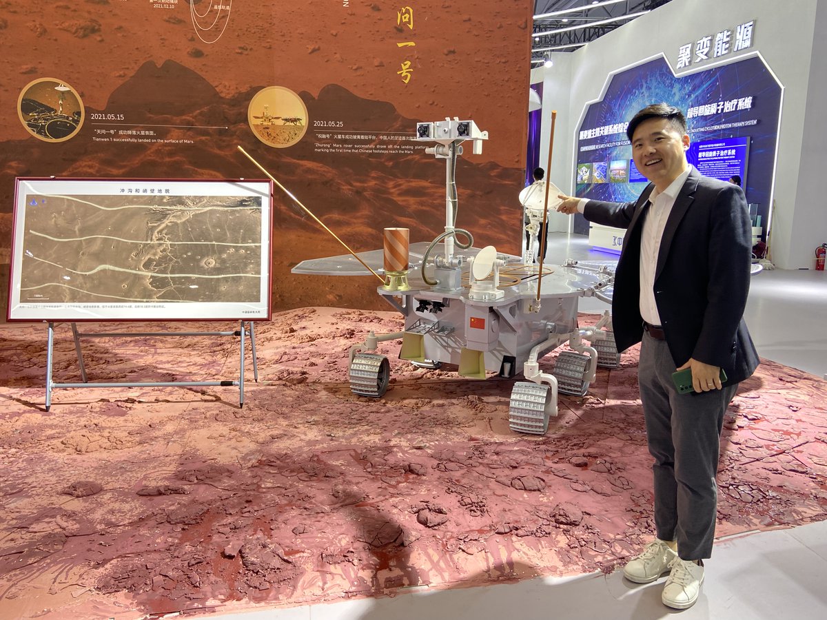 wulei2020's tweet photo. Look! At this #SpaceDayofChina aerospace exhibition, we'll start an exploration journey to the moon, the mars......And don’t forget to take a selfie with the solar images recorded by #Xihe. https://t.co/Lp2P4GOrYY