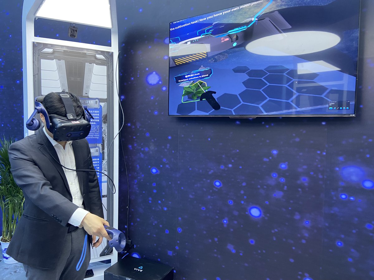 wulei2020's tweet photo. Look! At this #SpaceDayofChina aerospace exhibition, we'll start an exploration journey to the moon, the mars......And don’t forget to take a selfie with the solar images recorded by #Xihe. https://t.co/Lp2P4GOrYY