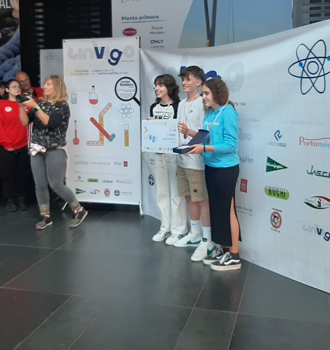 cinbio_uvigo's tweet photo. O 1° premio do xurado para a categoría #EarlyResearchers do #CinVigo foi para o proxecto "Estudo da viabilidade da repoboación forestal de bosques queimados mediante Heliseeding ou bombas de sementes", do alumnado do Colexio Plurilingüe San José Josefinas, de Ourense.
Parabéns!🙂 https://t.co/QSw9HDBJRa