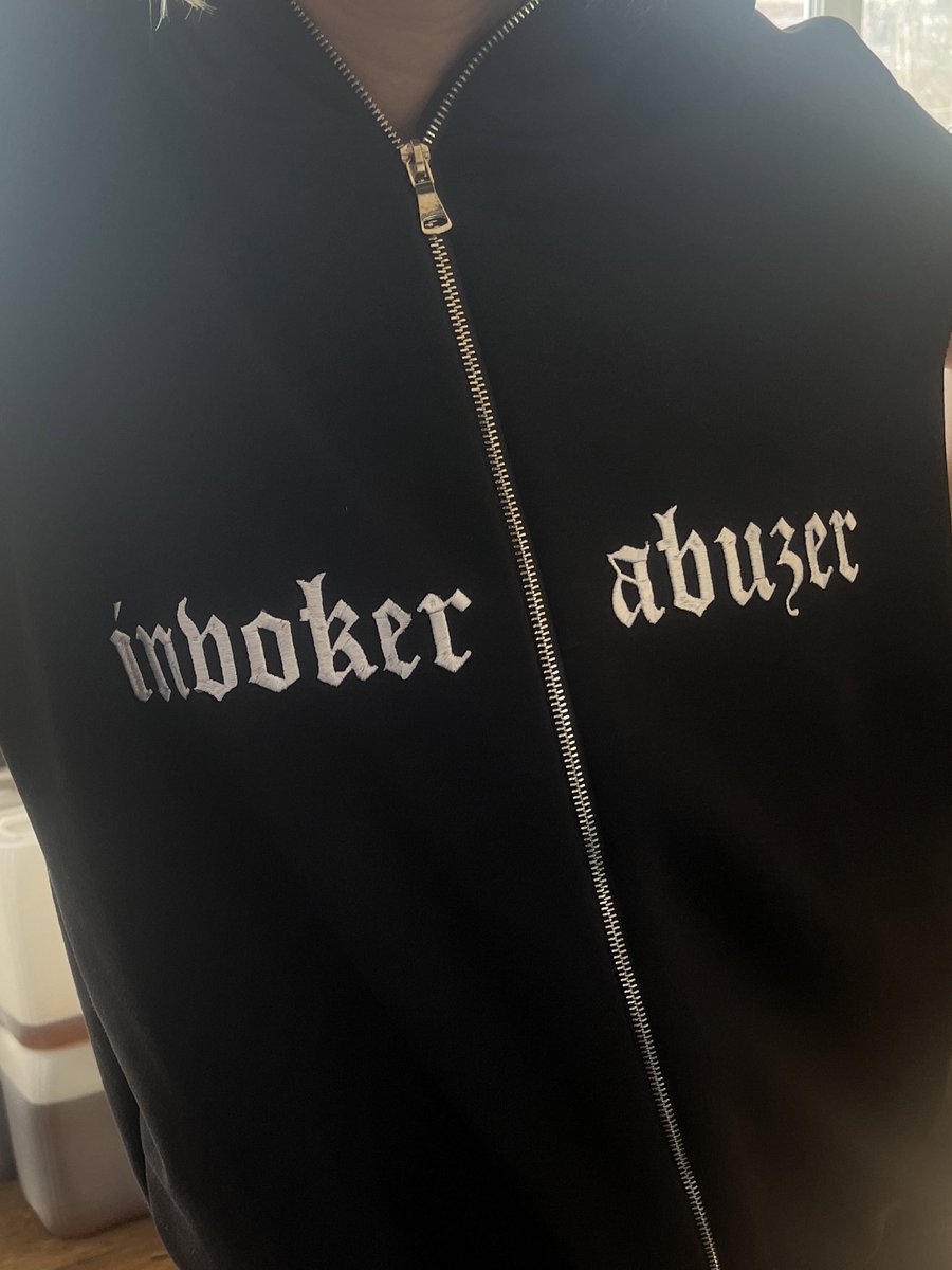 Brave_Elephant_'s tweet photo. Invoker abuser готов. Сшил толстовку, ну и конечно вышивка. #Dota2 https://t.co/wl5cFiMg91
