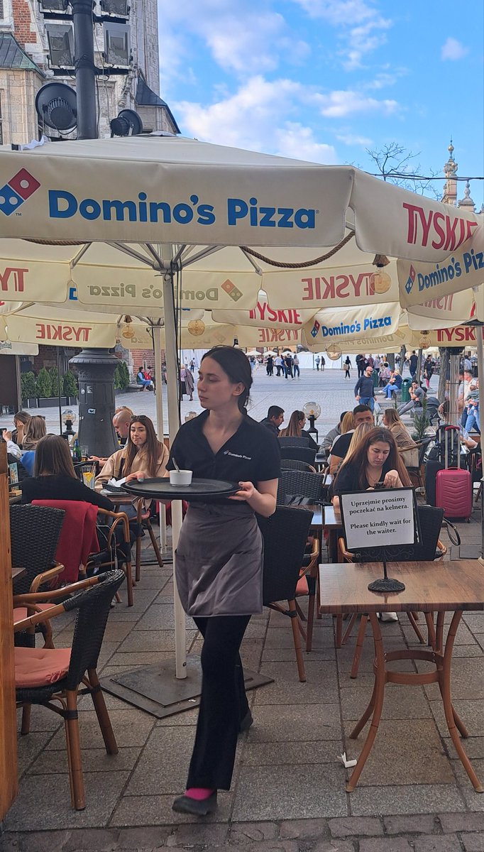 Mér finnst Dominos alveg fínt. En ég dreg mörkin við að fara á Dominos útiveitingastað þar sem er þjónað á borð og gestir bíða eftir að vera vísað til borðs.