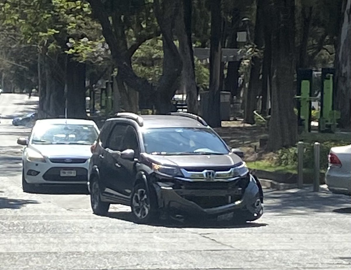 conVIVEgdl's tweet photo. Choque de 3 autos en Pablo Neruda/Alberta. La esquina del lado del restaurant es línea amarilla y siempre hay autos que obstruyen visibilidad aumentando riesgo de choques y accidentes a peatones, hoy no es la excepción.

#Providencia 

@Trafico_ZMG @JaliscoVial @GdlMovilidad https://t.co/mDaRKGoBL5