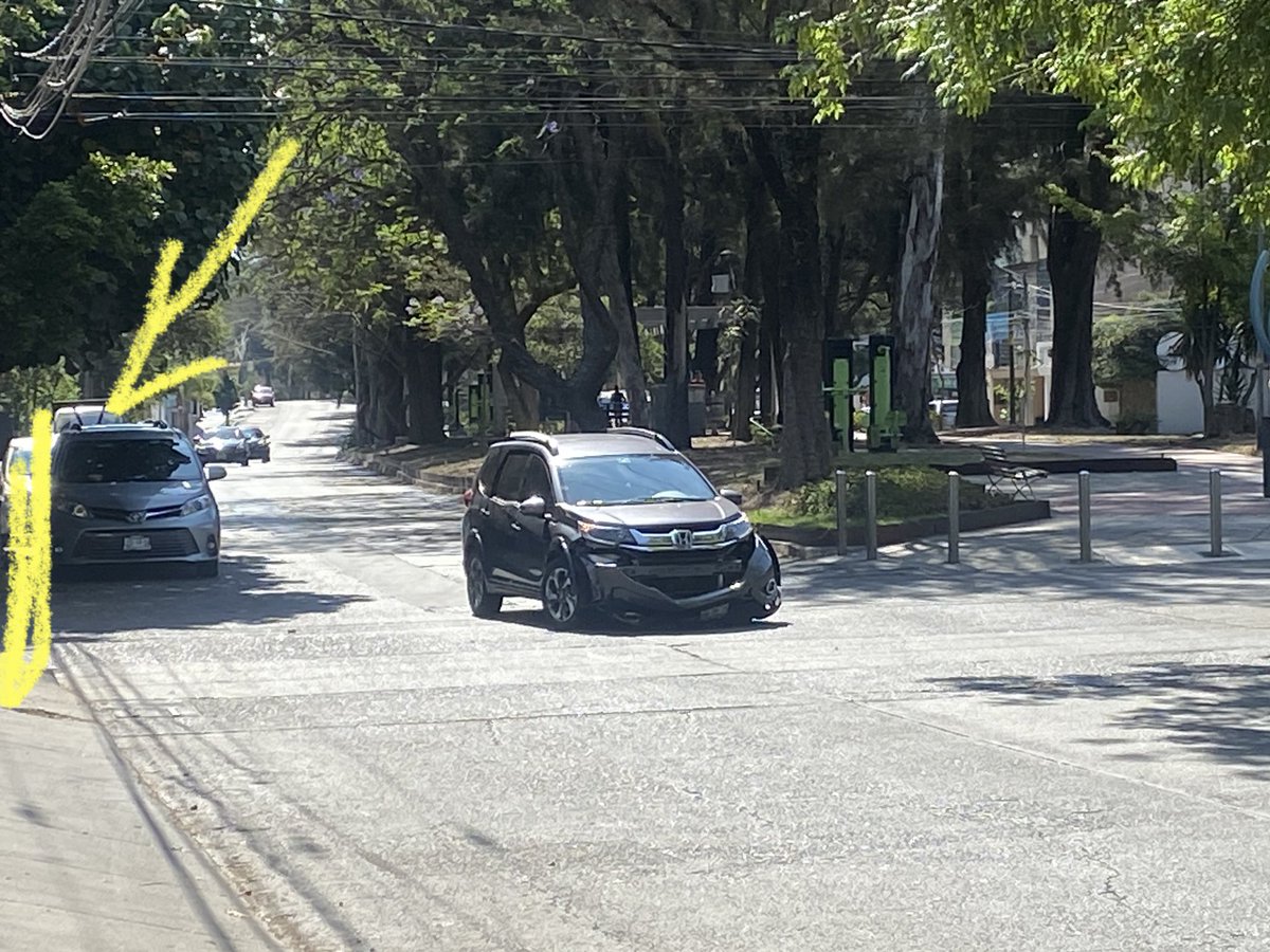 conVIVEgdl's tweet photo. Choque de 3 autos en Pablo Neruda/Alberta. La esquina del lado del restaurant es línea amarilla y siempre hay autos que obstruyen visibilidad aumentando riesgo de choques y accidentes a peatones, hoy no es la excepción.

#Providencia 

@Trafico_ZMG @JaliscoVial @GdlMovilidad https://t.co/mDaRKGoBL5