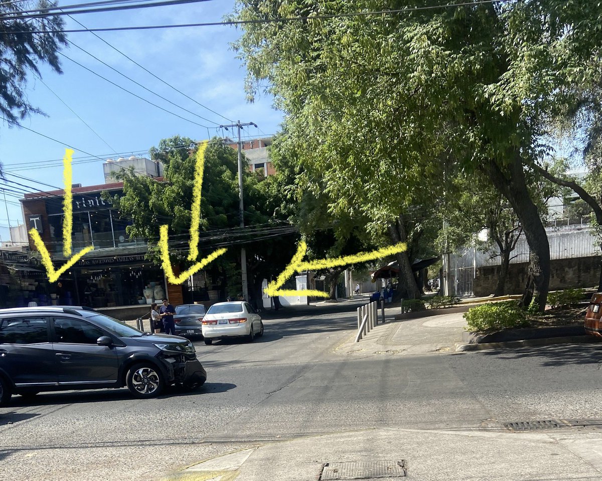 conVIVEgdl's tweet photo. Choque de 3 autos en Pablo Neruda/Alberta. La esquina del lado del restaurant es línea amarilla y siempre hay autos que obstruyen visibilidad aumentando riesgo de choques y accidentes a peatones, hoy no es la excepción.

#Providencia 

@Trafico_ZMG @JaliscoVial @GdlMovilidad https://t.co/mDaRKGoBL5