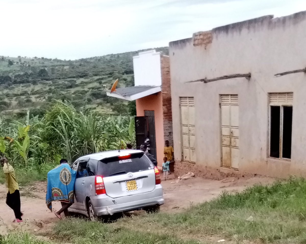 NuwasiimaTamali's tweet photo. Today evening as I was heading home ,The man in this car #UBG #No.220P so called  #MuwongeGodwin of  #Biharwe wants to grab our land so in that he  wanted to knock me  intentionally as he was also heading to our very land ,,,,,"people of Biharwe to whoever assisted him this car" https://t.co/GSXocUWMOH