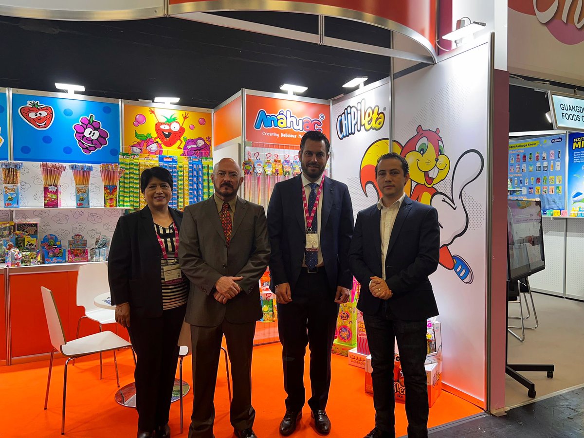 ConsulMexFrk's tweet photo. 4️⃣ #ConsulMexFrankfurt presente en la Feria Internacional del Dulce en Colonia #ISM2023 🤝🏻Empresas mexicanas🇲🇽 exponen sus productos en 🇩🇪#Colonia 🍡🧁🍫  
🍭Participaron: @ChipiletaMX #Aztecaconfiteria @DulcesKalu @dulcesjovy #Caramelosdonpicoso #GrupoGEFCC @CONFITEXPO2023 https://t.co/lnx6orytD3