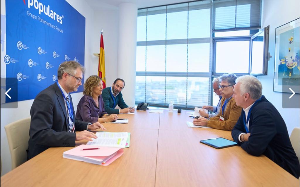 federacionfauna's tweet photo. Reunión con los representantes del @ppopular del pasado martes 18 con @milamarcos por el @GPPopular y @FgarciaPuerta1 del equipo de Pablo Arias Echeverría del @ppegrupo  para tratar los desafíos de las leyes animalistas en España y la situación en Europa. Muchas gracias a los dos https://t.co/5ggZPiTWvK