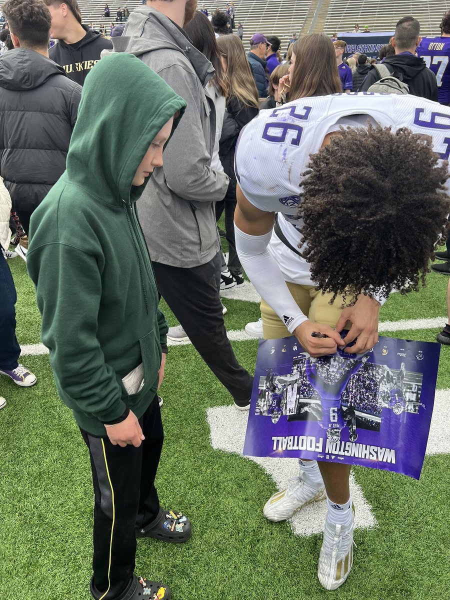 coachjoegordon's tweet photo. Great football atmosphere &amp; energy in Montlake at Spring Game! Super excited to see what this season brings along with some new additions in the secondary @DieselGordon3! Go be great!@UW_Football @SeguinCougarFB https://t.co/851wQnW3xP