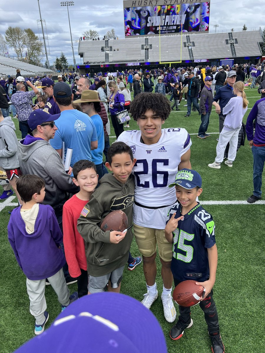 coachjoegordon's tweet photo. Great football atmosphere &amp; energy in Montlake at Spring Game! Super excited to see what this season brings along with some new additions in the secondary @DieselGordon3! Go be great!@UW_Football @SeguinCougarFB https://t.co/851wQnW3xP