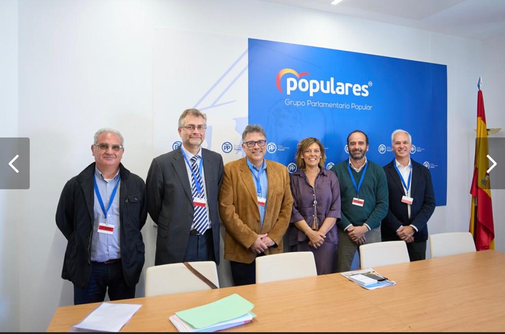 federacionfauna's tweet photo. Reunión con los representantes del @ppopular del pasado martes 18 con @milamarcos por el @GPPopular y @FgarciaPuerta1 del equipo de Pablo Arias Echeverría del @ppegrupo  para tratar los desafíos de las leyes animalistas en España y la situación en Europa. Muchas gracias a los dos https://t.co/5ggZPiTWvK