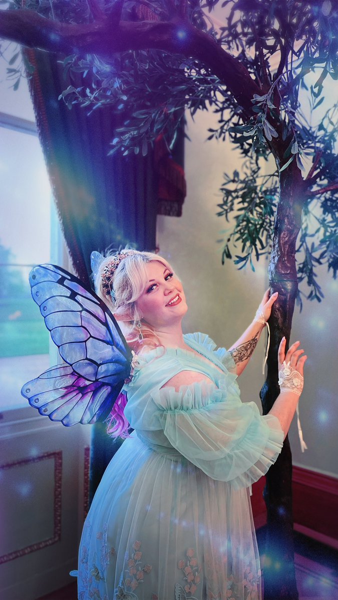 xYouseix's tweet photo. To the Realm of Fae I went, where I made merry and danced the night away at the #SpringCourtBall hosted by Mystic Fate Events — all with the dashing @chartermagic 🌸🧚🏼‍♀️💖 https://t.co/Q1LsY5W9y0