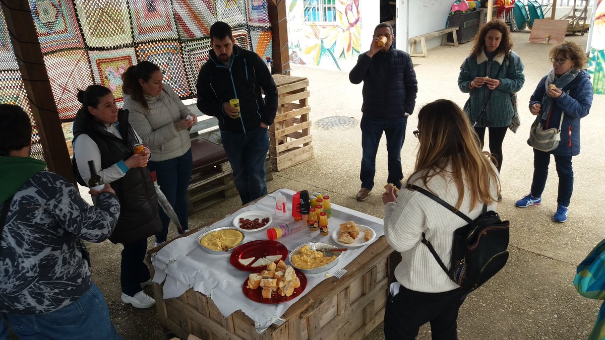 zabalortu's tweet photo. Hoy ha tenido lugar la recepción de nuevos/as socios/as y sorteo de #HuertosUrbanos, que gestionarán los próximos 4 años.
🌶️🍆🧄🥬🥔
¡Bienvenidos/as!🖐️🏽
Tras las formalidades, un pequeño almuerzo de confraternización, y nos vamos conociendo 😃 https://t.co/RbHXhkpl7c