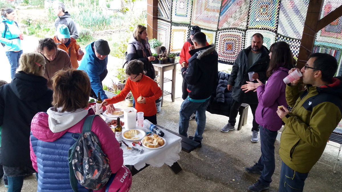 zabalortu's tweet photo. Hoy ha tenido lugar la recepción de nuevos/as socios/as y sorteo de #HuertosUrbanos, que gestionarán los próximos 4 años.
🌶️🍆🧄🥬🥔
¡Bienvenidos/as!🖐️🏽
Tras las formalidades, un pequeño almuerzo de confraternización, y nos vamos conociendo 😃 https://t.co/RbHXhkpl7c