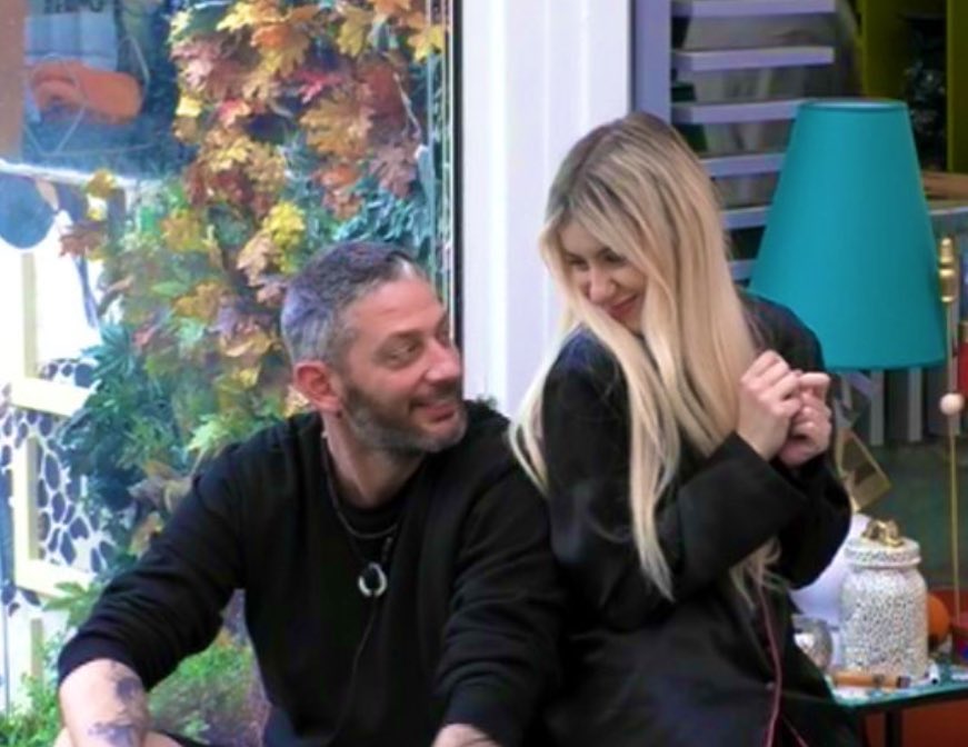 Itsfediiiiix's tweet photo. “Il fatto che io non vada a sciorinare a tutti quanti quanto sia innamorata e quanto sia bella la mia storia… 
non toglie che io sono realmente innamorata e che sia stupenda la storia che sto vivendo”
E ALLORAAAAAA 😭😭😭 #incorvassi https://t.co/pVqATeijN2