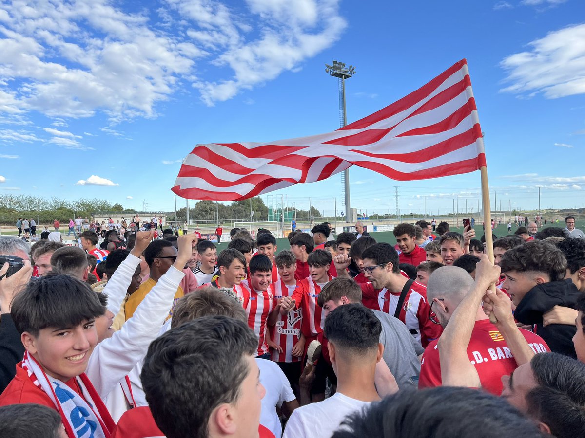 adri_mora8's tweet photo. 🔴⚪️🏆 HISTÓRICO: El @UD_Barbastro regresa a #SegundaRFEF 17 años después. Derrotó al @SDHuescaB en la última jornada y completa una segunda vuelta de ensueño.

¡Enhorabuena, rojiblancos! https://t.co/LuspeUj0Of