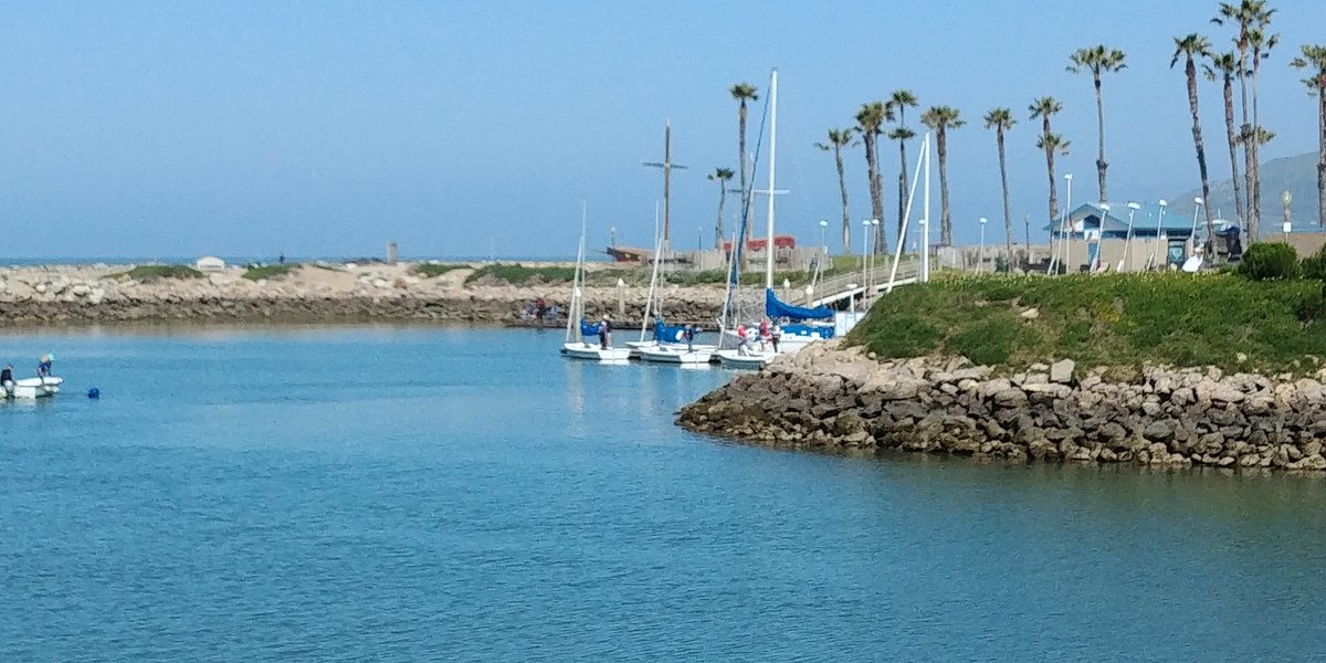 #MarinaPark #sailinglessons. Rigging sailboats for morning lessons