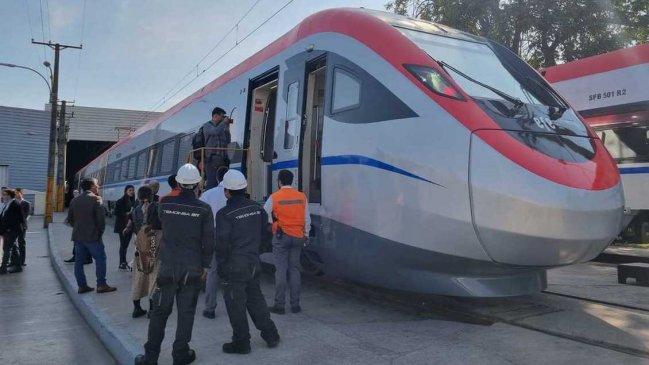 Cooperativa's tweet photo. Gobierno presentó modernos nuevos trenes para el servicio Santiago-Chillán: Reducirá tiempo de viaje en 80 minutos #CooperativaContigo https://t.co/f0s6qRAgj2 https://t.co/URBvVgZvw1