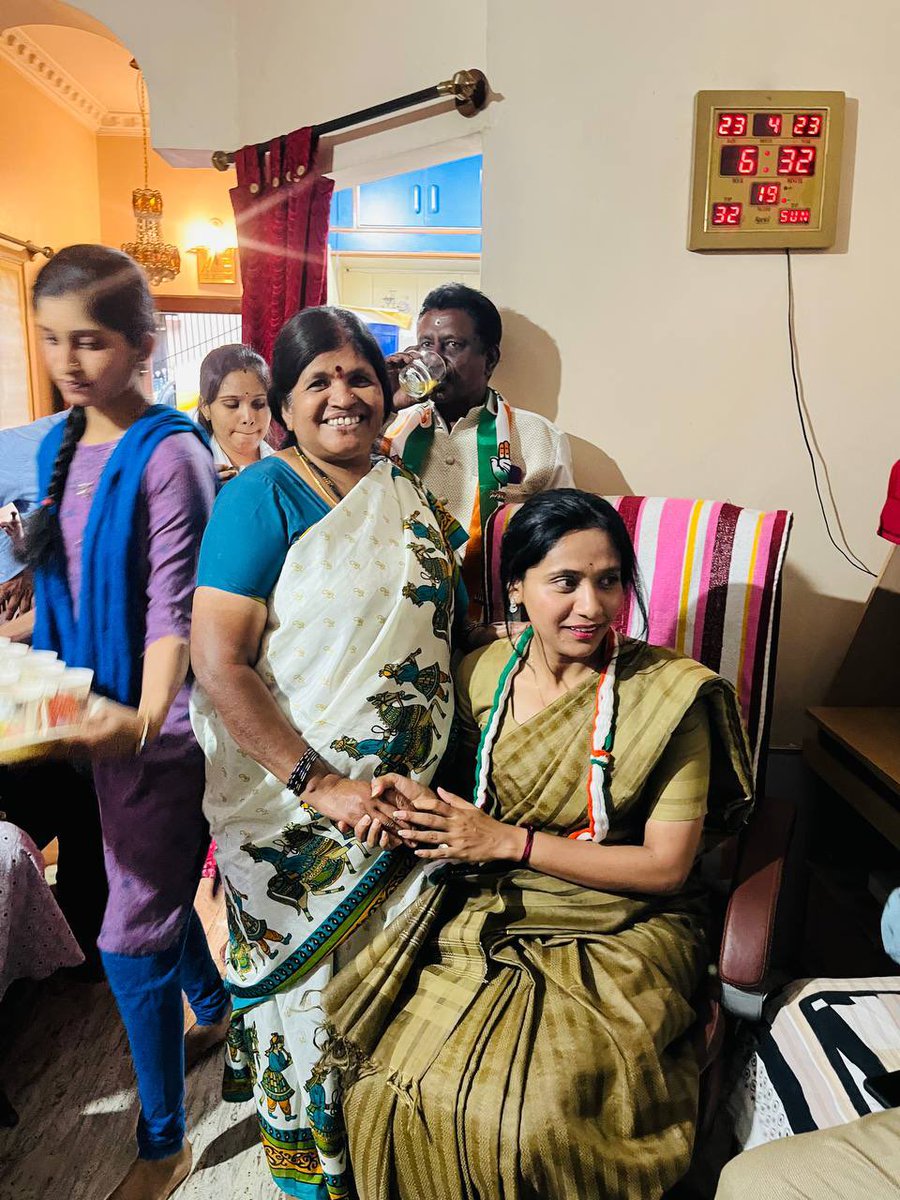 KusumaH_INC's tweet photo. ಬಿಸಿಲ ಬೇಗೆ ಏರಿದ ಹಾಗೆ ದಿನೇ ದಿನೇ ಪ್ರಚಾರದ ಕಾವೇರುತ್ತಿದ್ದು, ಜನರು ತೋರುತ್ತಿರುವ ಪ್ರೀತಿ, ಅಭಿಮಾನ‌ ಮನ ತಣಿಸುತ್ತಿದೆ. https://t.co/OzEvB3XX6x