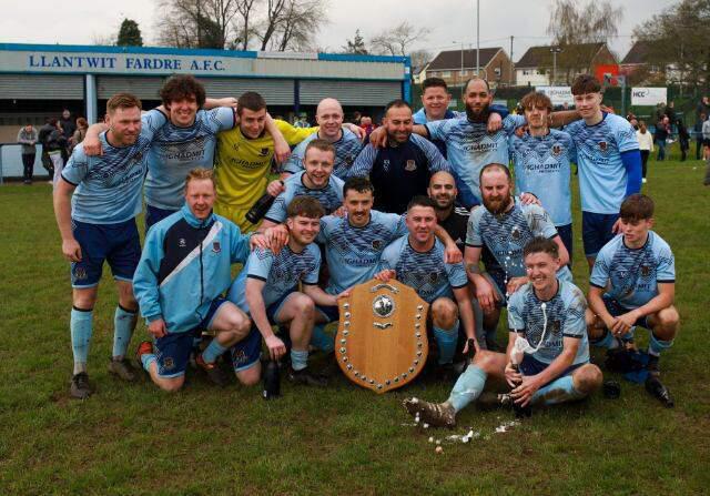 Huge thanks to Luke Davies Photography for covering yesterday's title-winning game.

Amazing pictures 👏

drive.google.com/drive/mobile/f…