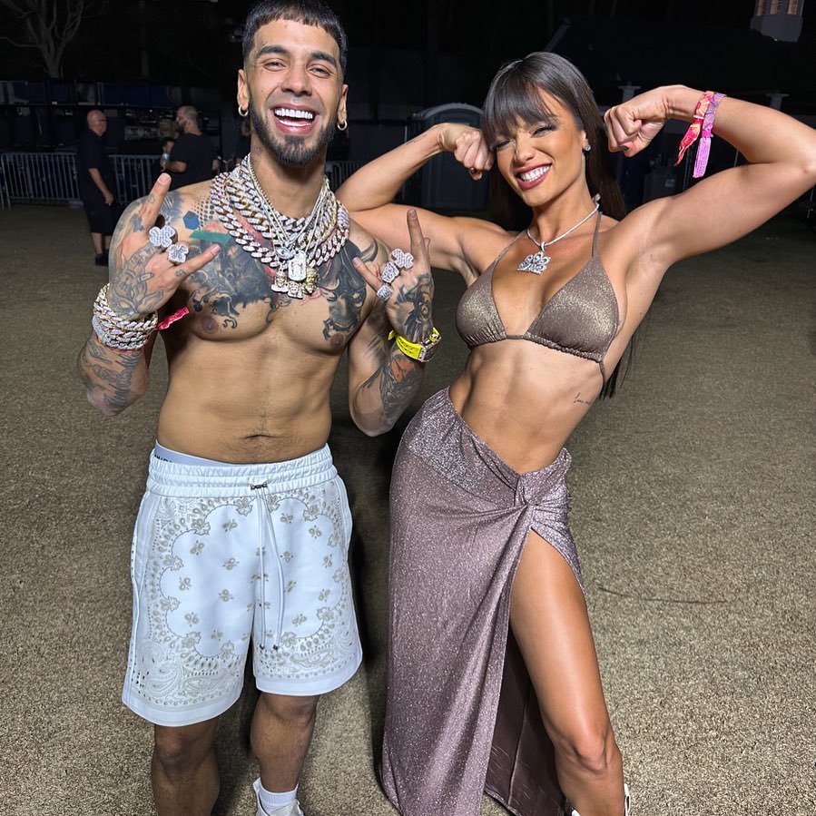 AnuelData's tweet photo. Anuel AA &amp; Zuleyka Rivera en Coachella ❤️‍🔥 https://t.co/rNlhZICUwO