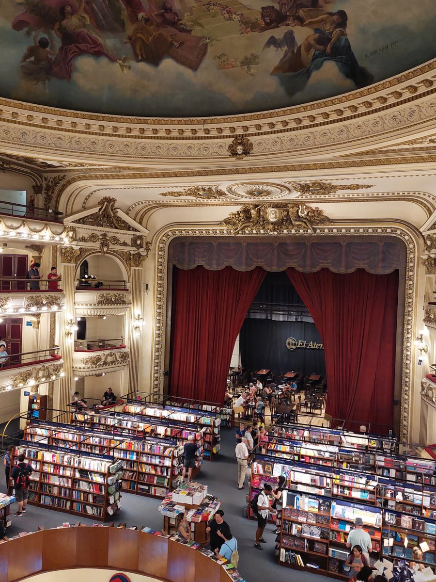 viccnotsecrett's tweet photo. " y me di cuenta de que yo no era quien sostenía el libro, ellos me sostenían a mi " 

feliz día del libro 🫀🫀 https://t.co/zIFJbbAzhU
