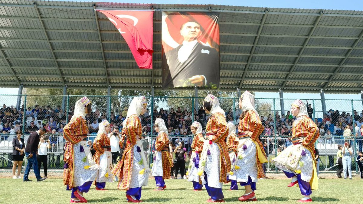 karatasmem1's tweet photo. Kaymakamımız Sayın Selami Alper ÖZKAN, Belediye Başkanımız Sayın  Necip TOPUZ, siyasi parti temsilcileri, kurum amirleri, öğretmen ve öğrencilerin katılımıyla Atapark Meydanında Atatürk Anıtı'na Çelenk Sunma Töreni ile başlayan program İlçe stadyumundaki kutlamalarla devam etti. https://t.co/7fRC1KXASM