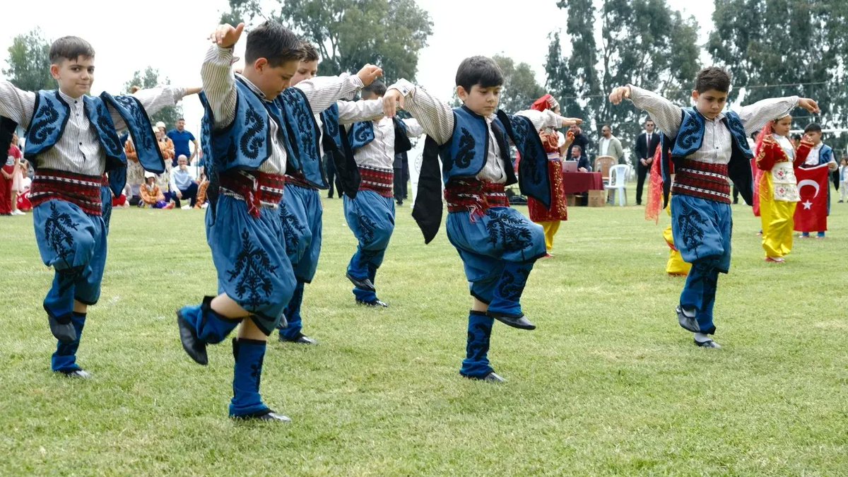 karatasmem1's tweet photo. Kaymakamımız Sayın Selami Alper ÖZKAN, Belediye Başkanımız Sayın  Necip TOPUZ, siyasi parti temsilcileri, kurum amirleri, öğretmen ve öğrencilerin katılımıyla Atapark Meydanında Atatürk Anıtı'na Çelenk Sunma Töreni ile başlayan program İlçe stadyumundaki kutlamalarla devam etti. https://t.co/7fRC1KXASM