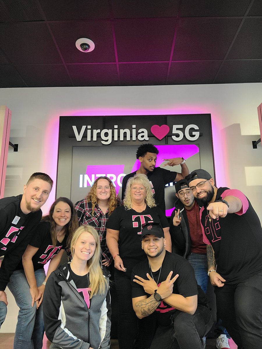 Great team Huddle this morning @ 629F!  Let's go!  Phone freedom with new Go5G plus plans launching today! #unstoppabletogether, #Woodstock