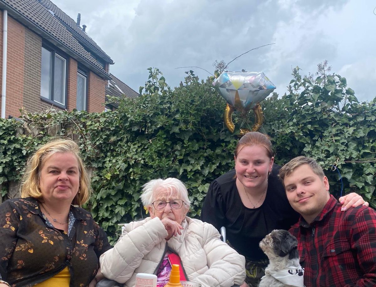 Mijn zoon vierde zijn verlovingsfeest in onze tuin vandaag en mijn oma (95) was er ook bij. Relatietip v oma ruzie maken mag maar nooit boos gaan slapen.