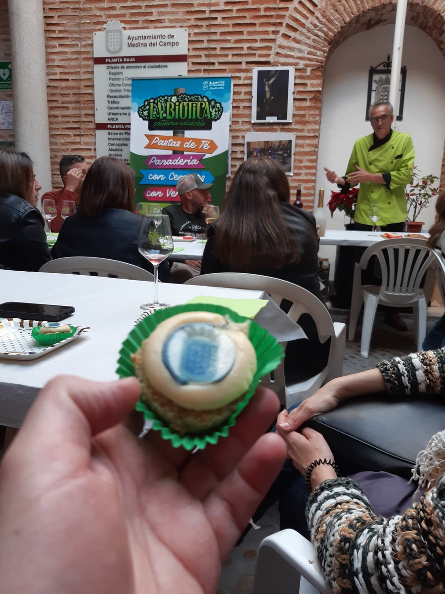joaquinbuch's tweet photo. Cata maridaje de @alimentosVALL presentada por #InmaculadaToledano y dirigida por Domingo de #LaBiotica con sus dulces naturales y vinos de #Valdelosfrailes y #VinosMiNiña en un entorno único, el patio interior del @AyuntamientoMedinaDelCampo. https://t.co/UR5k3R04m8