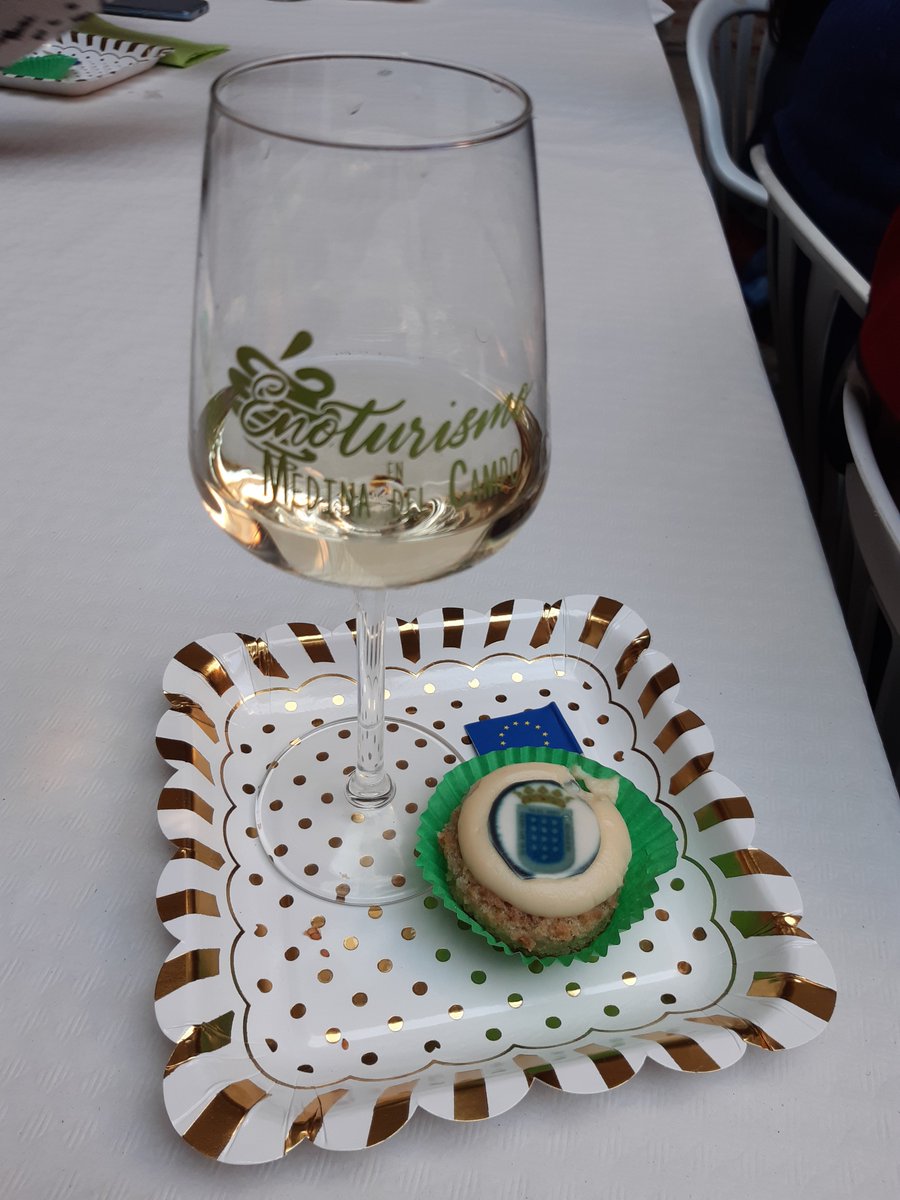 joaquinbuch's tweet photo. Cata maridaje de @alimentosVALL presentada por #InmaculadaToledano y dirigida por Domingo de #LaBiotica con sus dulces naturales y vinos de #Valdelosfrailes y #VinosMiNiña en un entorno único, el patio interior del @AyuntamientoMedinaDelCampo. https://t.co/UR5k3R04m8