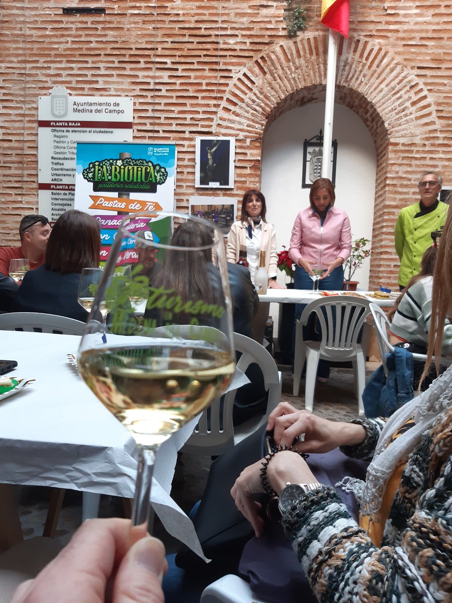 joaquinbuch's tweet photo. Cata maridaje de @alimentosVALL presentada por #InmaculadaToledano y dirigida por Domingo de #LaBiotica con sus dulces naturales y vinos de #Valdelosfrailes y #VinosMiNiña en un entorno único, el patio interior del @AyuntamientoMedinaDelCampo. https://t.co/UR5k3R04m8