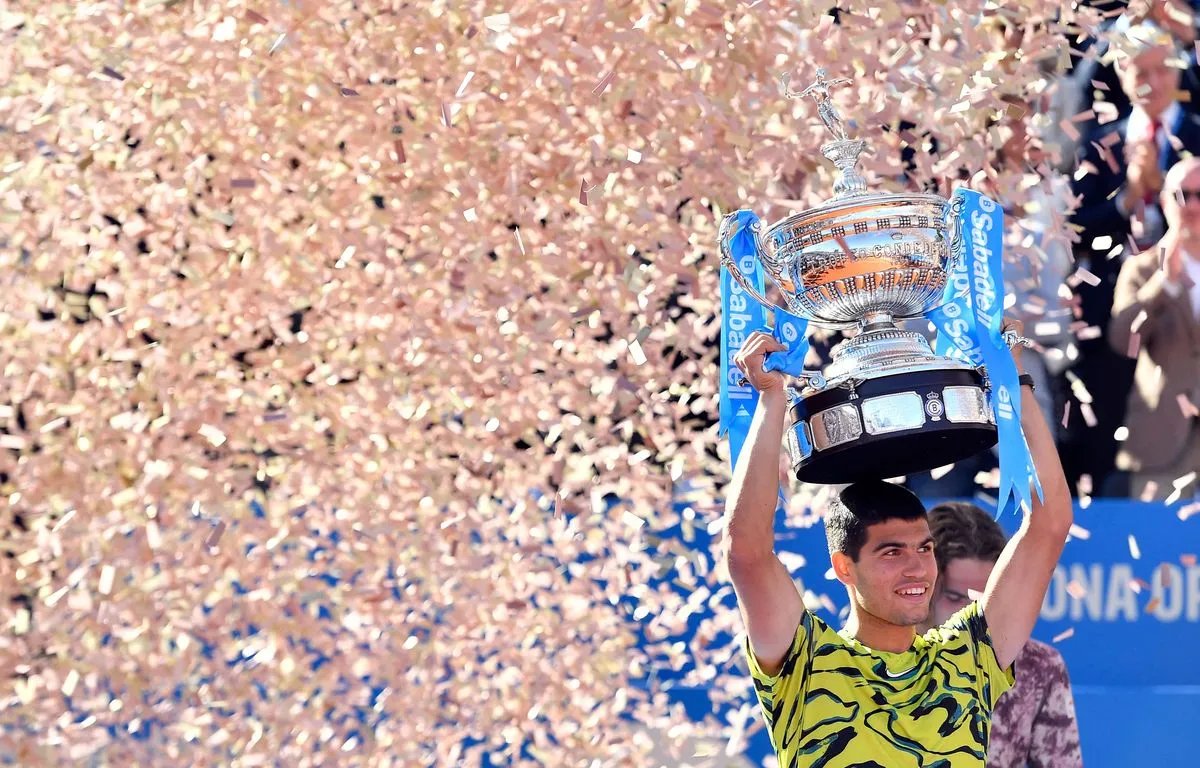 luis021002's tweet photo. #Homeoftennis Grâce a son nouveau 🏆à #Barcelone, @carlosalcaraz 🇪🇸 désormais 3e à l'#ATPRace derrière #Medvedev et #Djokovic  - Pas encore 20 ans, 3e titre de la saison et déjà le 9e en carrière.. #tennis #ATPTour https://t.co/dsbY6WYnbY