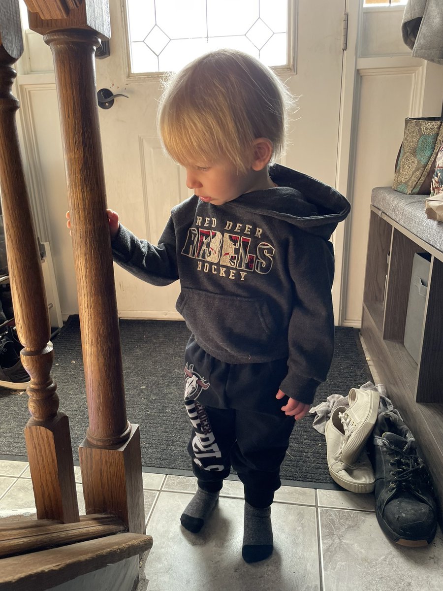 bug_a_boo13's tweet photo. Game day ready! #gorebels #playoffs #game6 @Rebelshockey https://t.co/hlv2Pq0ebT
