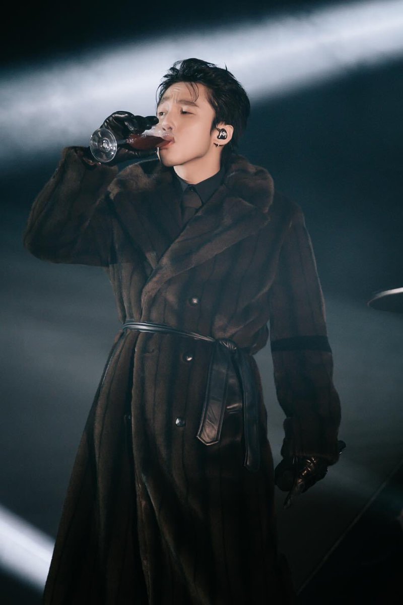 pHaTsKy_07's tweet photo. Chắc lễ này lại có thêm nhạc để nghe

We’re ready
M-TP is coming back
@sontungmtp777
#SonTungMTP 
#SKYMTP https://t.co/5ZKTJWAK00